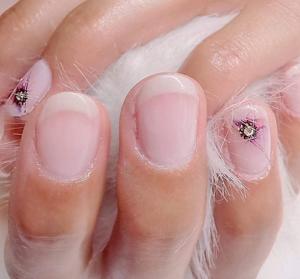 Natürliche rosa Nägel